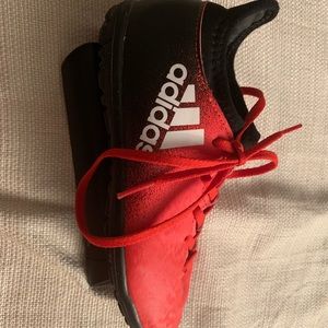 Adidas 13 boys / kids indoor soccer shoes.